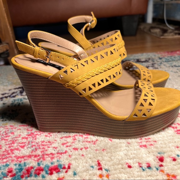 3/$30 🌻 Parker & Sky Mustard Yellow Laser Cut Wedges / Sandals, Size 6 - Picture 3 of 9